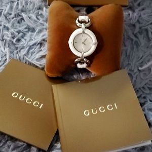 WOMANS GUCCI SILVER WHITE WATCH